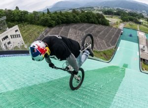 Ciclista japonês quebra recorde ao descer rampa de costas em uma roda
