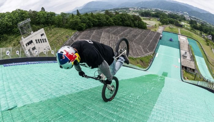 Ciclista japonês quebra recorde ao descer rampa de costas em uma roda