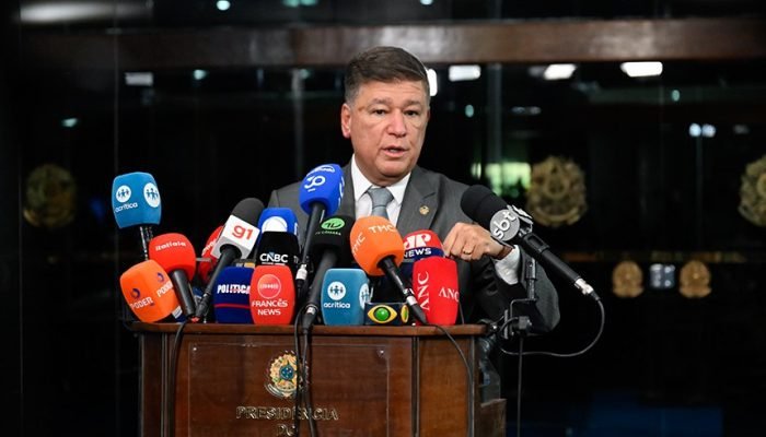 Em entrevista coletiva, Carlos Viana comentou a decisão do ministro André Mendonça, do STF, de...