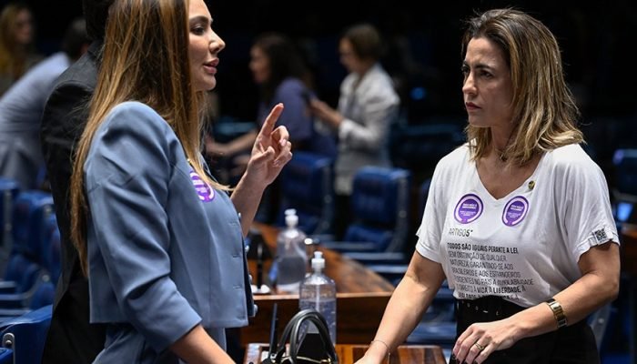 Senadoras Soraya Thronicke (Podemos-MS) e Ana Paula Lobato (PSB-MA), relatora e autora do texto, ...
