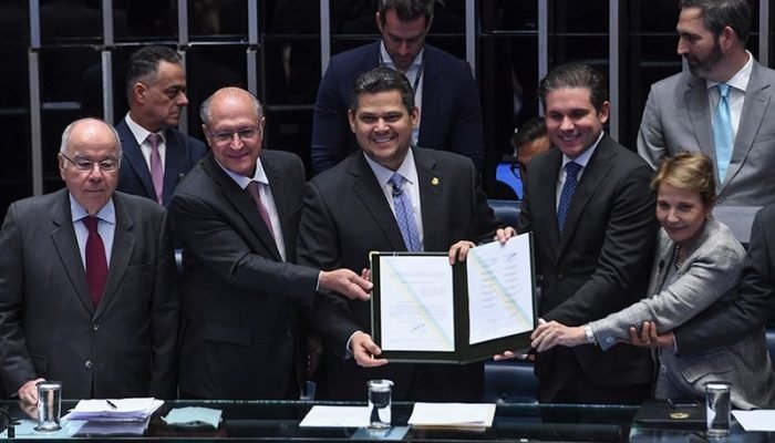 Davi (ao centro) com Mauro Vieira, Geraldo Alckmin, Hugo Motta e Tereza Cristina na promulgação...