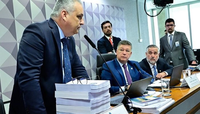 O deputado Alfredo Gaspar apresenta seu relatório, observado pelo senador Carlos Viana, presiden...