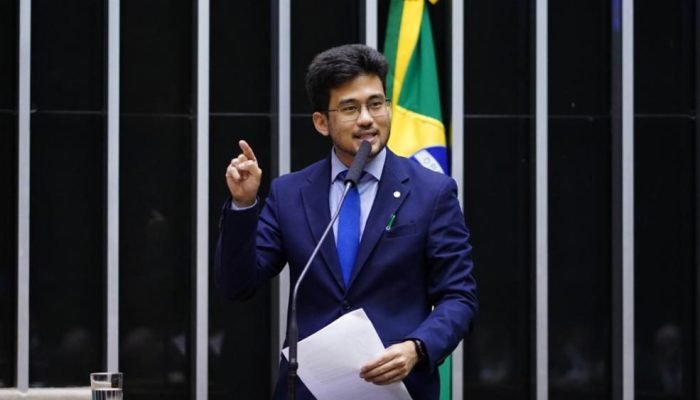 O deputado federal Kim Kataguiri (União Braisl-SP) discursa na tribuna do plenário (Pablo Valad...