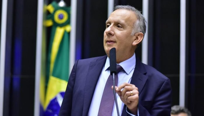 O deputado federal Aguinaldo Ribeiro (PP-PB) faz discurso da tribuna do plenário (Foto: Zeca Rib...