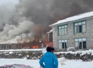 Incêndio destrói hotel no Nepal durante nevasca no Everest