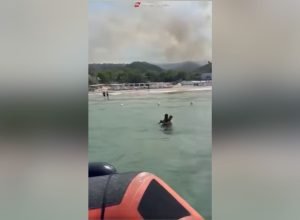 Incêndio em Apúlia obriga resgate marítimo de turistas na Itália
