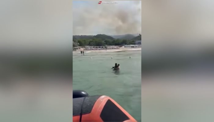 Incêndio em Apúlia obriga resgate marítimo de turistas na Itália