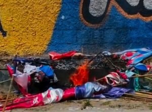 Incêndio em bandeiras de campanha de Raquel Lyra mobiliza Polícia Federal