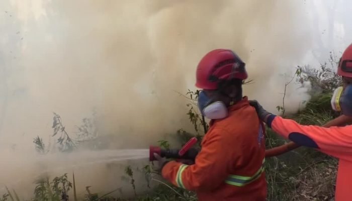 Incêndio no Monte Bromo força fechamento do parque na Indonésia