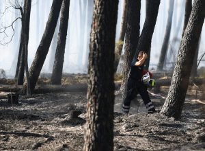 Incêndios florestais forçam evacuações em massa na Europa