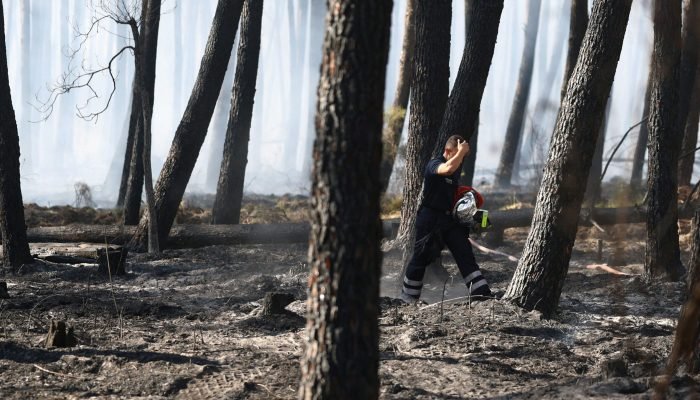 Incêndios florestais forçam evacuações em massa na Europa