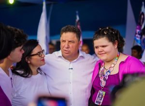 Inclusão nas eleições: Cleiton e Michele Collins inauguram comitê inovador