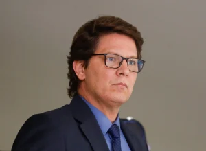 Investigação questiona origem de R$ 645 mil de deputado para filme sobre Bolsonaro
