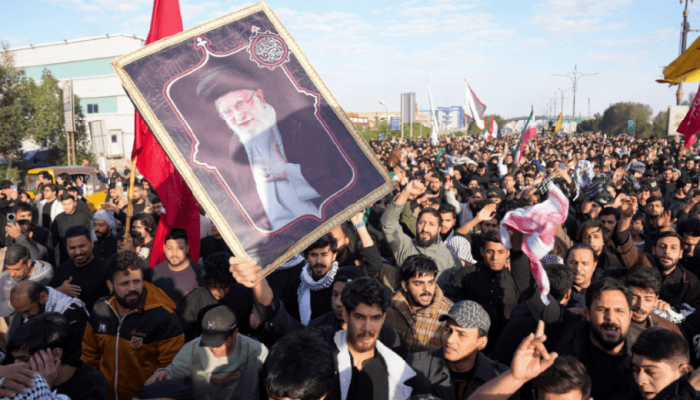 Pessoas marcham após o Líder Supremo do Irã, aiatolá Ali Khamenei, ter sido morto em ataques ...