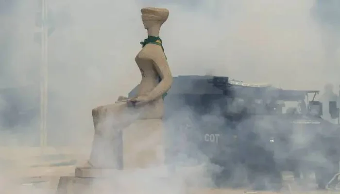 Estátua da Justiça, em frente ao Supremo Tribunal Federal (STF), coberta por fumaça e vandaliz...