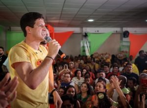 João Campos destaca projetos de infraestrutura e saúde em campanha no Recife