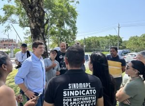 João Campos discute propostas com motoristas de aplicativo em Recife