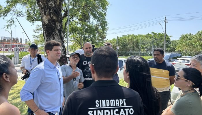 João Campos discute propostas com motoristas de aplicativo em Recife