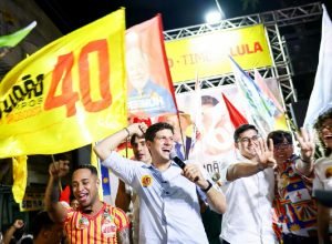 João Campos prioriza propostas em caminhada na Torre