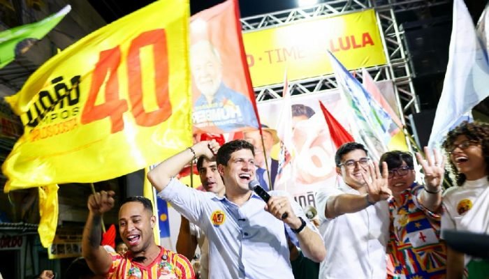 João Campos prioriza propostas em caminhada na Torre