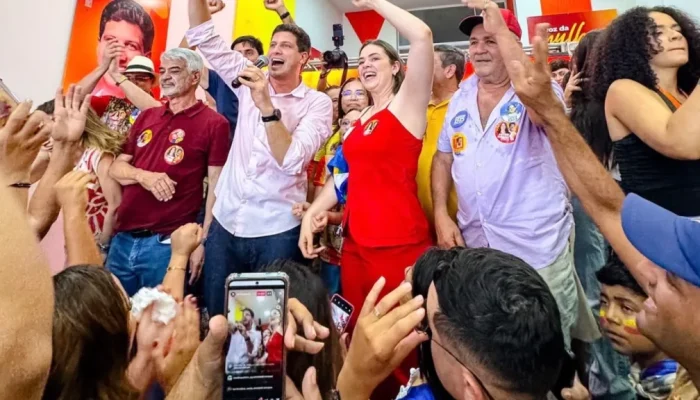 João Campos reforça apoio a Helloysa Ferreira em evento político em Toritama