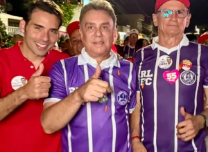 João Paulo Costa lidera caminhada em Limoeiro com apoio de lideranças políticas