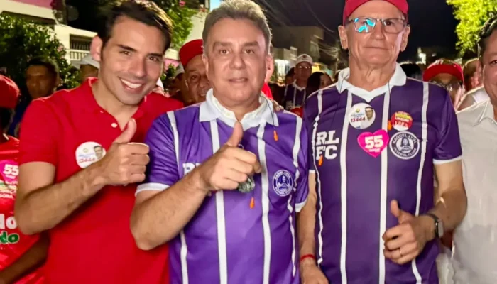 João Paulo Costa lidera caminhada em Limoeiro com apoio de lideranças políticas