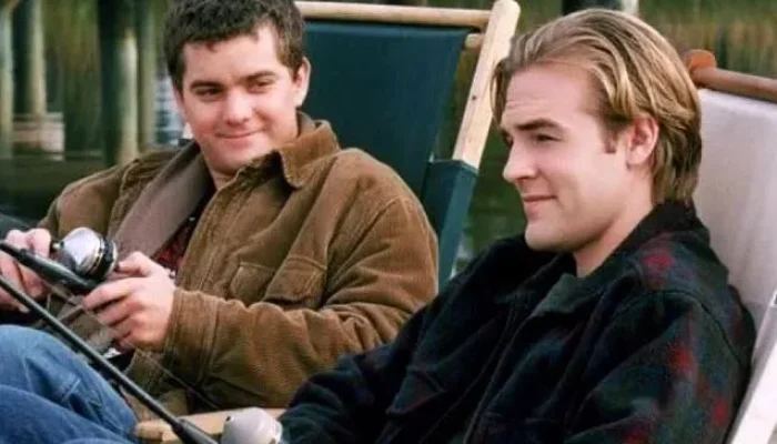 Joshua Jackson emociona-se ao homenagear colega de 'Dawson's Creek'