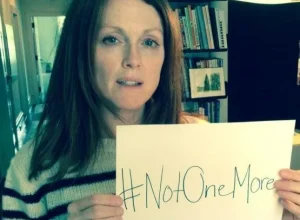 Julianne Moore condena violência armada após tragédia em escola nos EUA