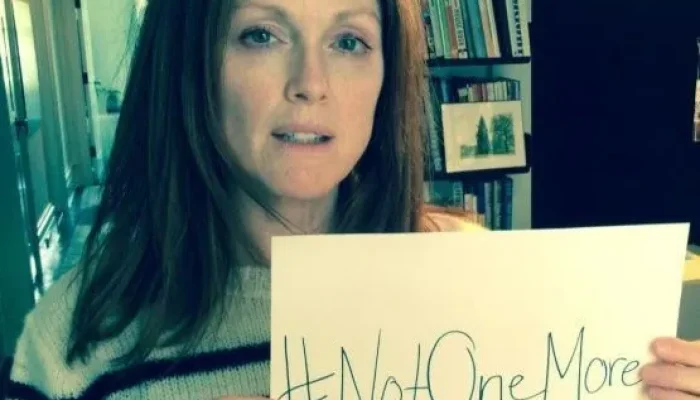 Julianne Moore condena violência armada após tragédia em escola nos EUA