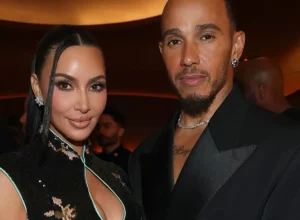 Lewis Hamilton presenteia filhos de Kim Kardashian com filhote de cachorro