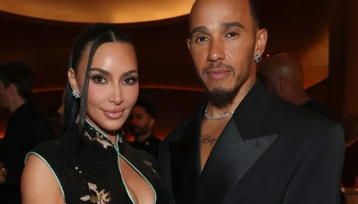 Lewis Hamilton presenteia filhos de Kim Kardashian com filhote de cachorro