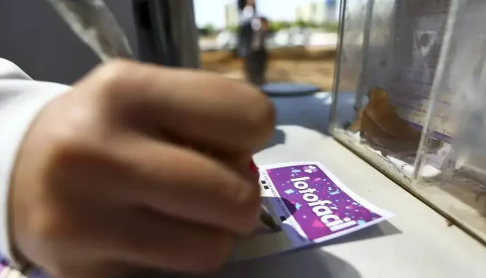 Apostador preenche volante da Lotofácil (Foto: Rafa Neddermeyer/Agência Brasil)