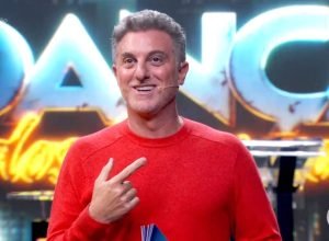 Luciano Huck lida com imprevisto ao vivo durante programa