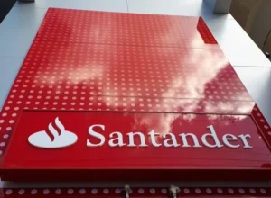 Lucro do Santander Brasil cai 28% em um ano, inadimplência avança