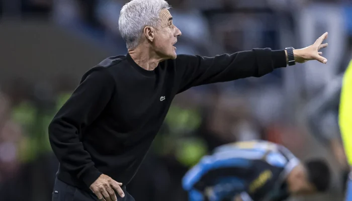 Luís Castro destaca apoio da torcida como chave para vitória do Grêmio sobre o Inter