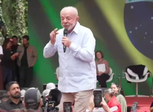 Lula critica empresário e ex-presidente em comício no Sul
