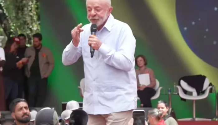 Lula critica empresário e ex-presidente em comício no Sul