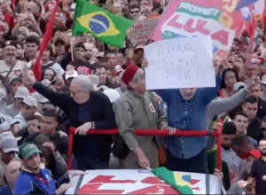 Lula critica Flávio Bolsonaro em debate e cobra abertura de sigilos