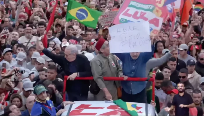 Lula critica Flávio Bolsonaro em debate e cobra abertura de sigilos