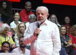 Lula critica Flávio Bolsonaro em evento no Rio de Janeiro