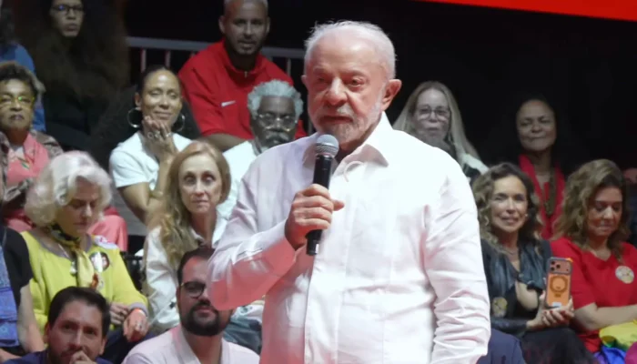 Lula critica Flávio Bolsonaro em evento no Rio de Janeiro