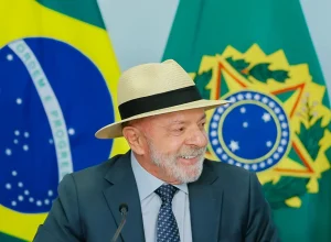 Lula destaca mobilização para acabar com escala 6x1 sem reduzir salários