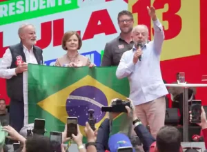 Lula destaca papel dos homens nas tarefas domésticas em comício