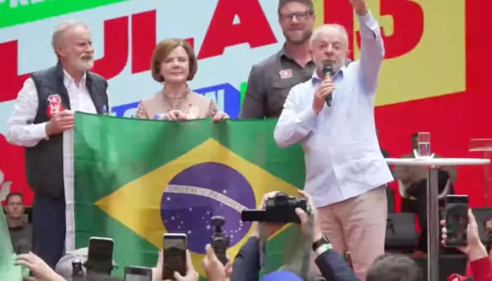 Lula destaca papel dos homens nas tarefas domésticas em comício