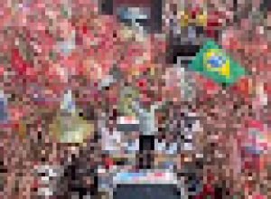 Lula exibe Constituição e bandeira do Brasil em ato no Rio de Janeiro