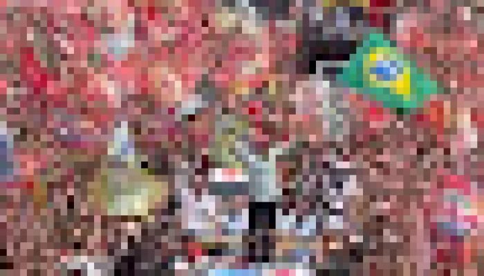 Lula exibe Constituição e bandeira do Brasil em ato no Rio de Janeiro