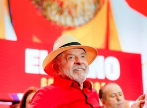 Lula participa de ato de campanha em Guarulhos ao lado de aliados