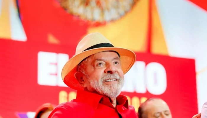 Lula participa de ato de campanha em Guarulhos ao lado de aliados