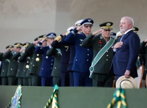 Lula participa de cerimônia do Dia do Soldado com autoridades em Brasília
